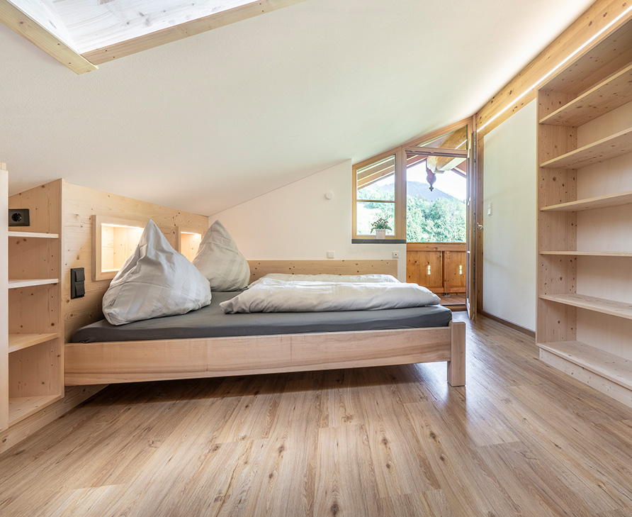 Ferienwohnung-Steffelbauerhof-Wohnung-Röhrlmoos-Schlafzimmer-mit-Balkonzugang Ferienwohnung-Steffelbauerhof-Wohnung-Röhrlmoos-Schlafzimmer-mit-Balkonzugang