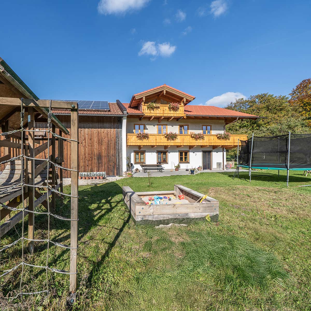 Ferienwohnung-Steffelbauerhof-Spielplatz-mit-Sandkasten Ferienwohnung-Steffelbauerhof-Spielplatz-mit-Sandkasten