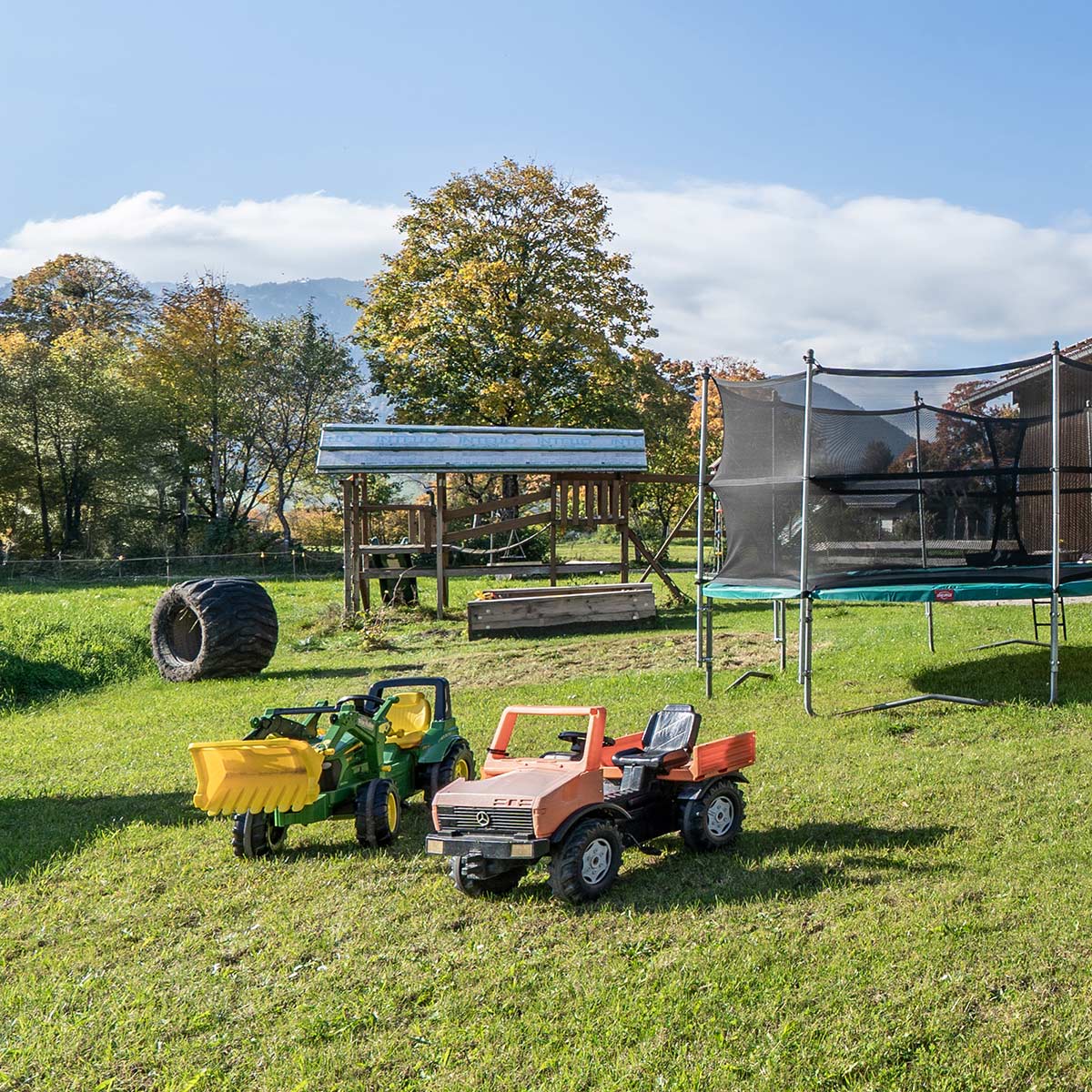 Ferienwohnung-Steffelbauerhof-Spielplatz-mit-Trettraktor-und-Trampolin Ferienwohnung-Steffelbauerhof-Spielplatz-mit-Trettraktor-und-Trampolin